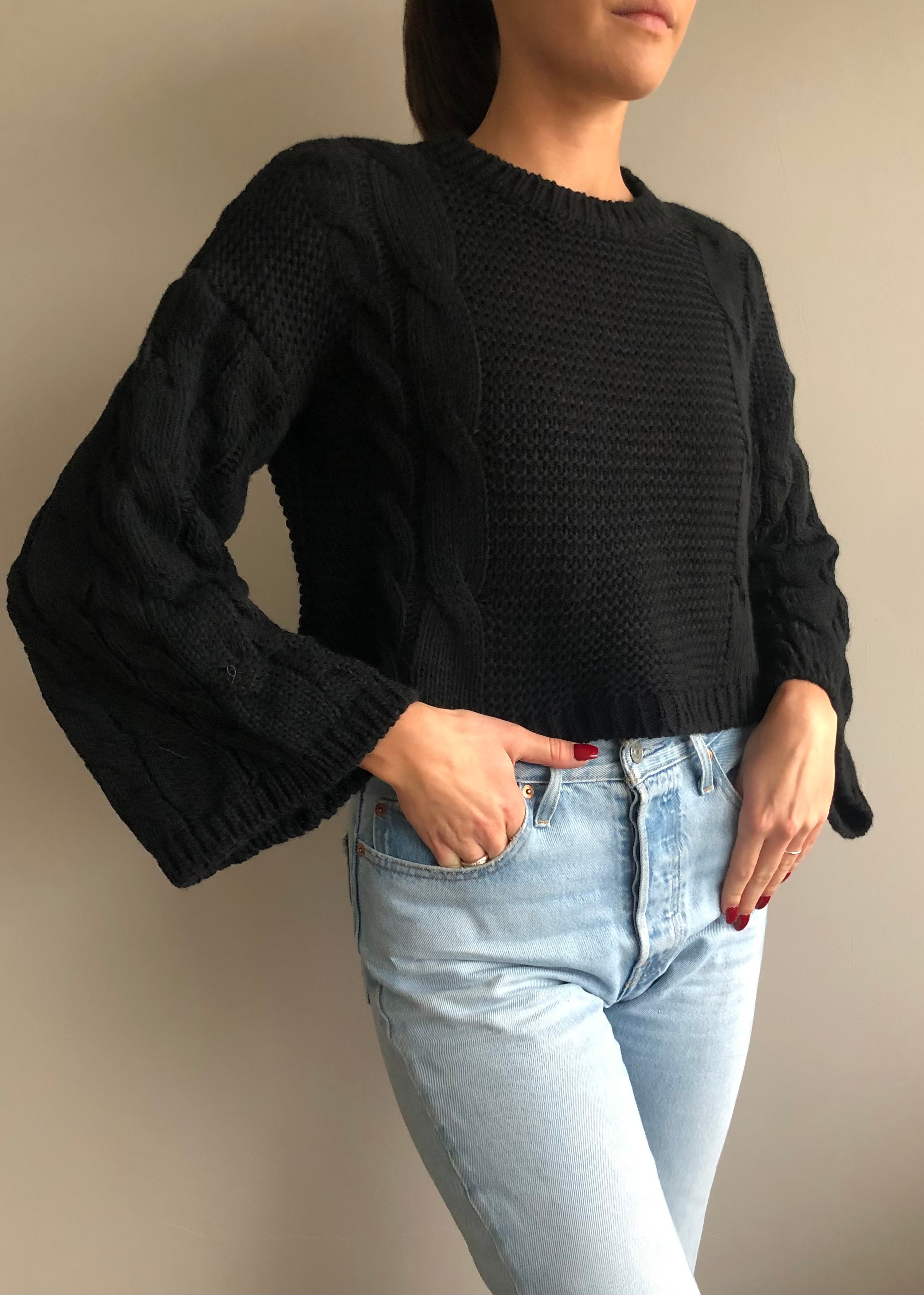 “SHORT KNITTED CABLE” SWEATER BLACK