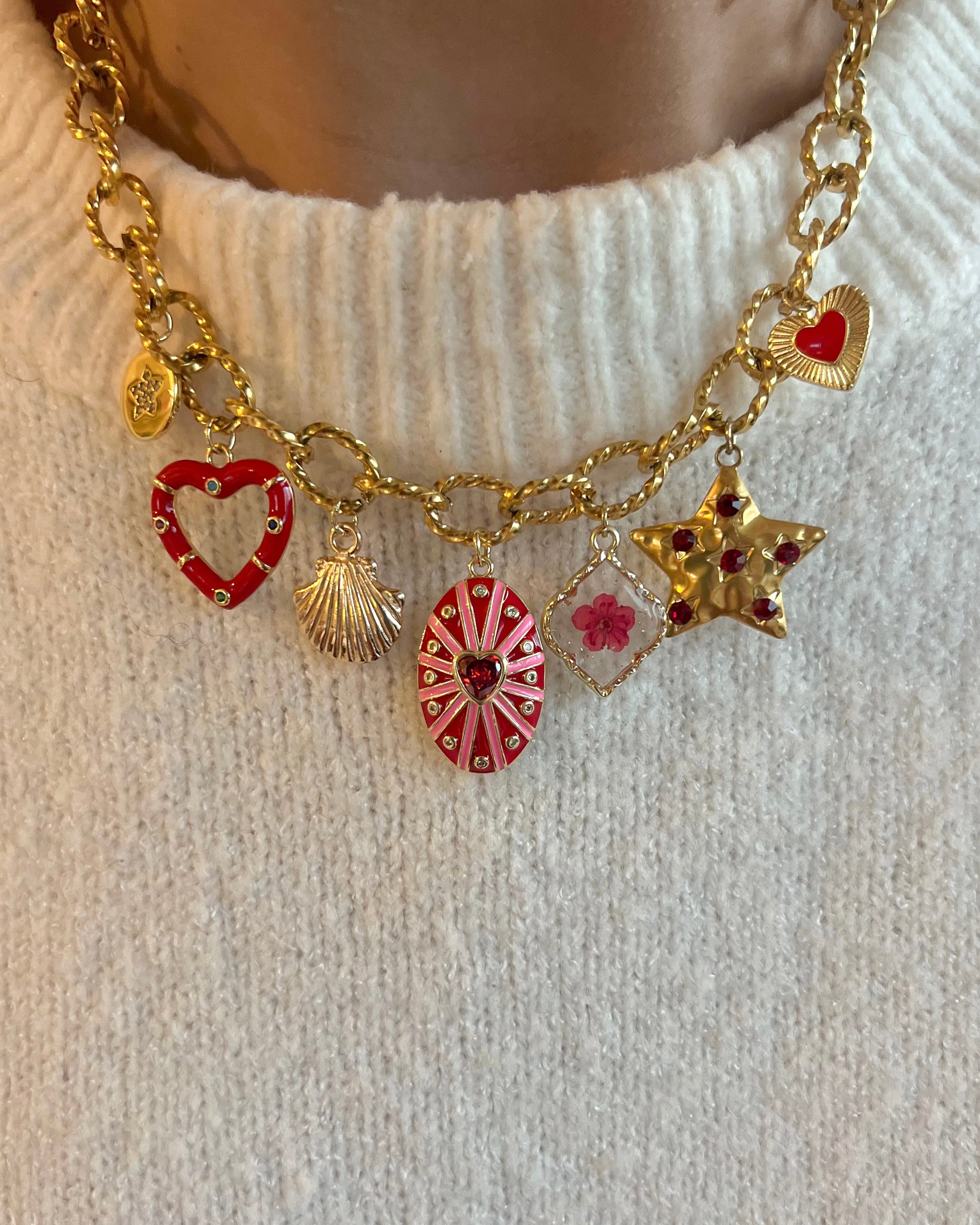 “kisses” charm necklace gold